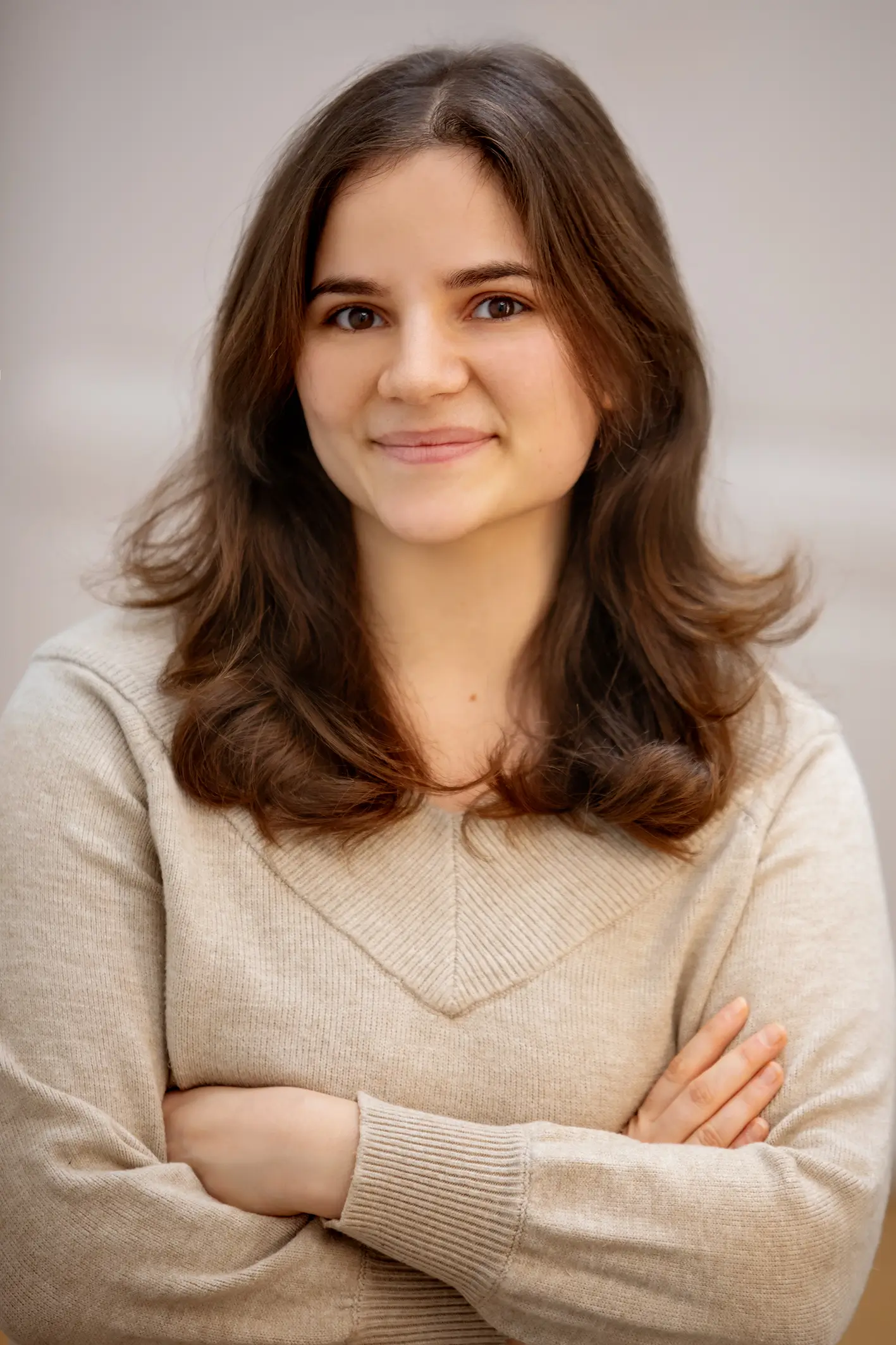 Viktoria Praschl, Logopädin in Baden, freundliches Porträt in professioneller Umgebung